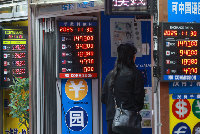 지난달 30일 서울 명동 시내 환전소. 원·달러 환율이 1천400원대 후반에서 고착하면서 물가 불안이 고개를 들고, 가계와 기업이 받을 충격에 관한 우려가 커지고 있다. 연합뉴스