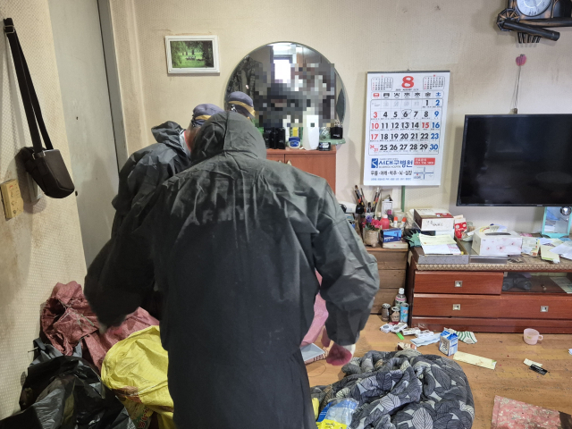 특수청소업체 관계자들이 최 씨의 방을 청소하는 모습. 신중언 기자