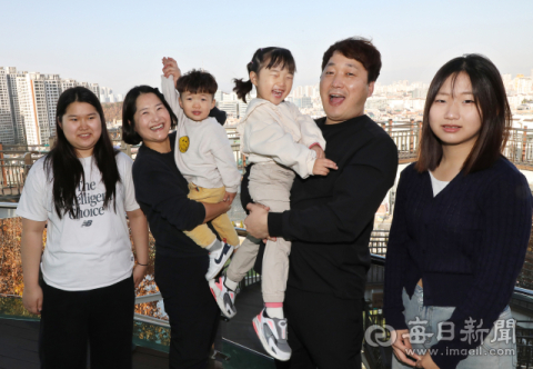 [낳아보니 행복이다]  배동훈·박지예 부부 