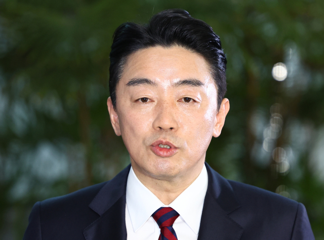 대통령 전략경제협력 특사로 임명된 강훈식 대통령 비서실장이 13일 인천국제공항 제1여객터미널 출국장에서 아랍에미리트(UAE) 아부다비로 출국하기 전 취재진과 약식 인터뷰를 하고 있다. 연합뉴스