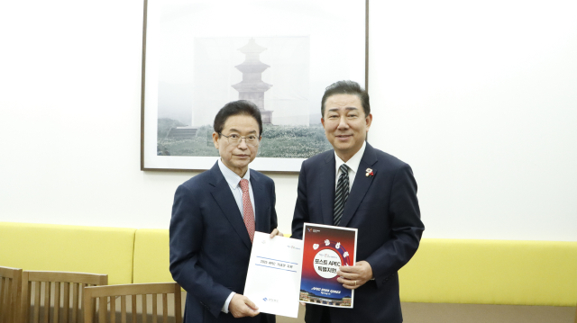 이철우 지사(왼쪽)가 김병기 더불어민주당 원내대표(오른쪽)를 직접 만나 내년 국비 확보에 대한 야권에 지원을 요청했다. 경북도 제공