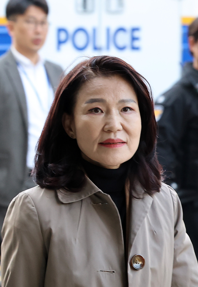이진숙 전 방송통신위원장이 5일 오후 서울 양천구 서울남부지방검찰청에 영등포경찰서장과 전직 수사과장 등을 직권남용 혐의로 고발장을 제출하기 위해 이동하고 있다. 연합뉴스