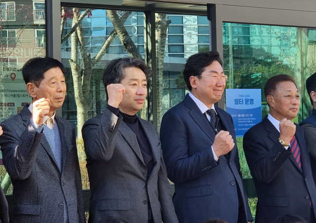 왼쪽부터 1일 개소식에 참석한 강병도 동부고속 대표, 김상윤 동부고속 부회장, 원강수 원주시장, 강중구 심평원장.