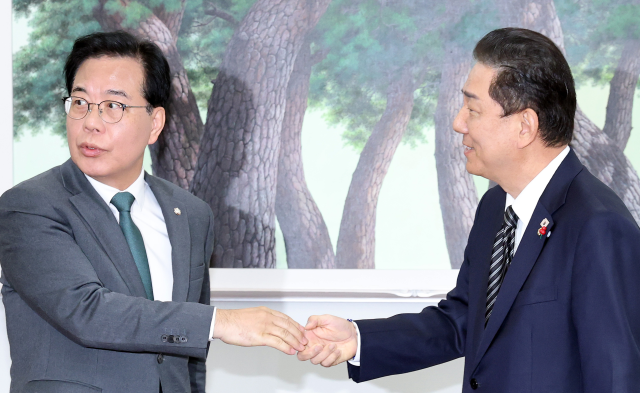 여야 싸우느라 경제 나몰라라…법인세·교육세 줄다리기만