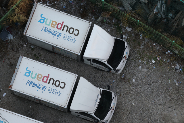 국내 이커머스(전자상거래) 시장 1위 업체인 쿠팡에서 3천만건이 넘는 대규모 정보 유출 사고가 발생했다. 쿠팡은 현재까지 고객 계정 약 3천370만개가 유출된 것을 확인했다. 사진은 1일 서울 시내 한 쿠팡 물류센터 인근에 차량이 주차돼 있다. 연합뉴스