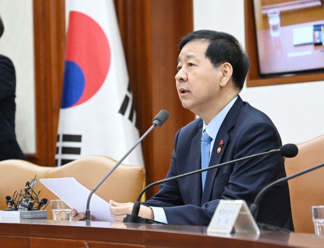 구윤철 부총리 겸 기획재정부 장관이 2일 서울 종로구 정부서울청사에서 열린 경제관계장관회의 겸 물가관계장관회의를 주재, 모두발언을 하고 있다. 2025.12.2. 기재부 제공