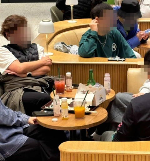 스타벅스에서 '치킨+소주' 술판 벌인 중국인 민폐 관광객