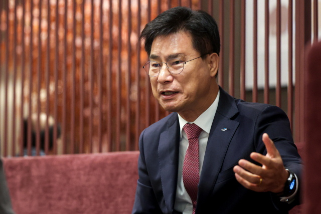 김영식 국가과학기술연구회 이사장은 인공지능(AI)을 과학기술 연구에 도구로서 적극 활용하는 