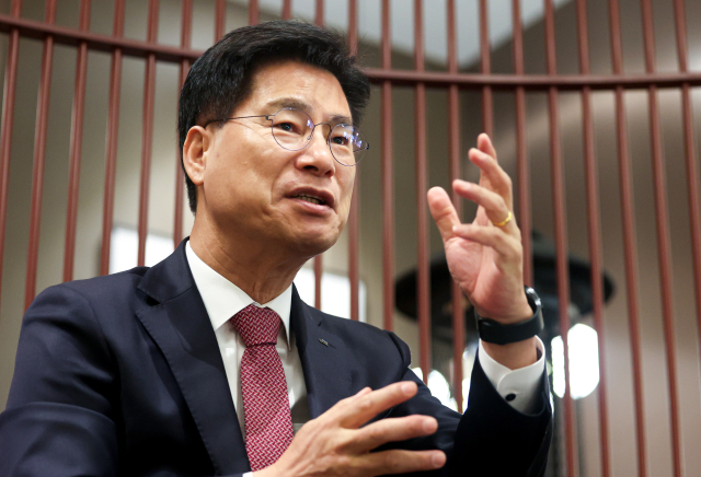 김영식 국가과학기술연구회 이사장은 인공지능(AI)을 과학기술 연구에 도구로서 적극 활용하는 