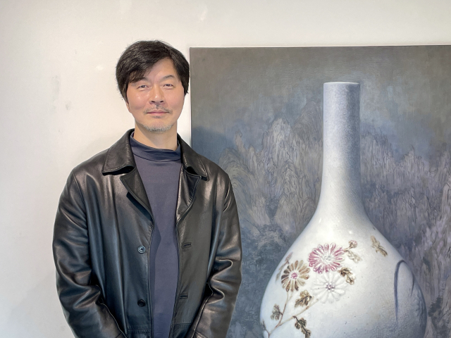 자신의 작품 앞에 선 김상우 작가. 이연정 기자