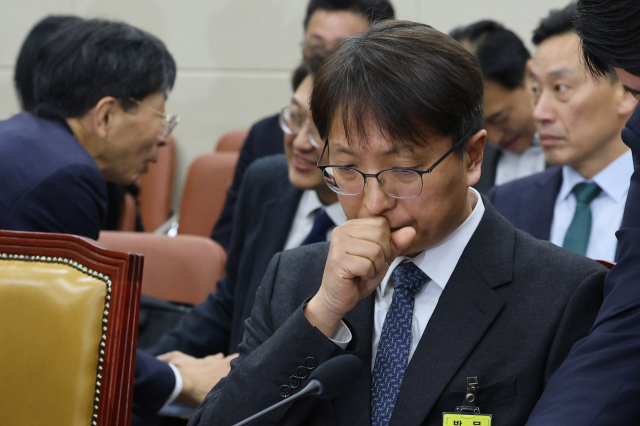 박대준 쿠팡 대표가 2일 서울 여의도 국회에서 열린 과학기술정보방송통신위원회 전체 회의에서 회의 시작을 기다리고 있다. 연합뉴스