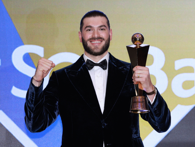 코디 폰세가 지난달 말 서울 롯데호텔 월드에서 열린 2025 KBO 시상식에 참석해 정규시즌 최우수선수(MVP) 트로피를 받은 뒤 기념 사진을 찍고 있다. 연합뉴스