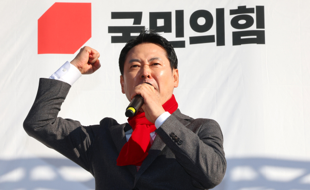 국민의힘 장동혁 대표가 1일 인천 미추홀구 주안역 앞에서 열린 민생회복 법치수호 국민대회에서 발언하고 있다. 연합뉴스