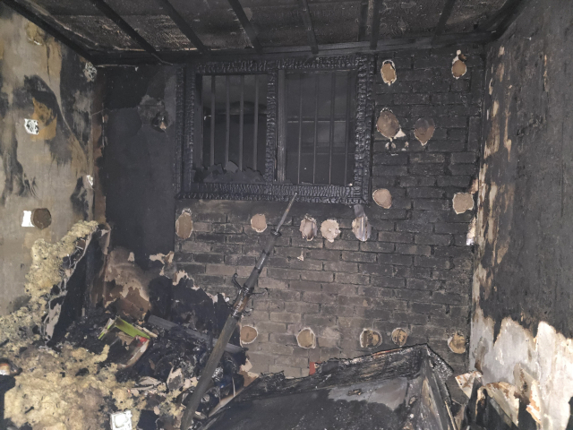 24일 새벽 발생한 대구 중구 아파트의 화재 현장. 노후된 김치냉장고가 발화 원인으로 지목되고 있다. 대구소방안전본부 제공