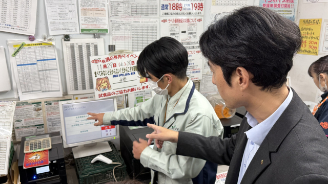 기타하라 요시노리 하다노 지바산즈 점장이 농가가 직접 품목명, 금액 등이 담긴 라벨을 출력하는 방법을 안내하는 모습. 2025.11.26. 홍준표 기자