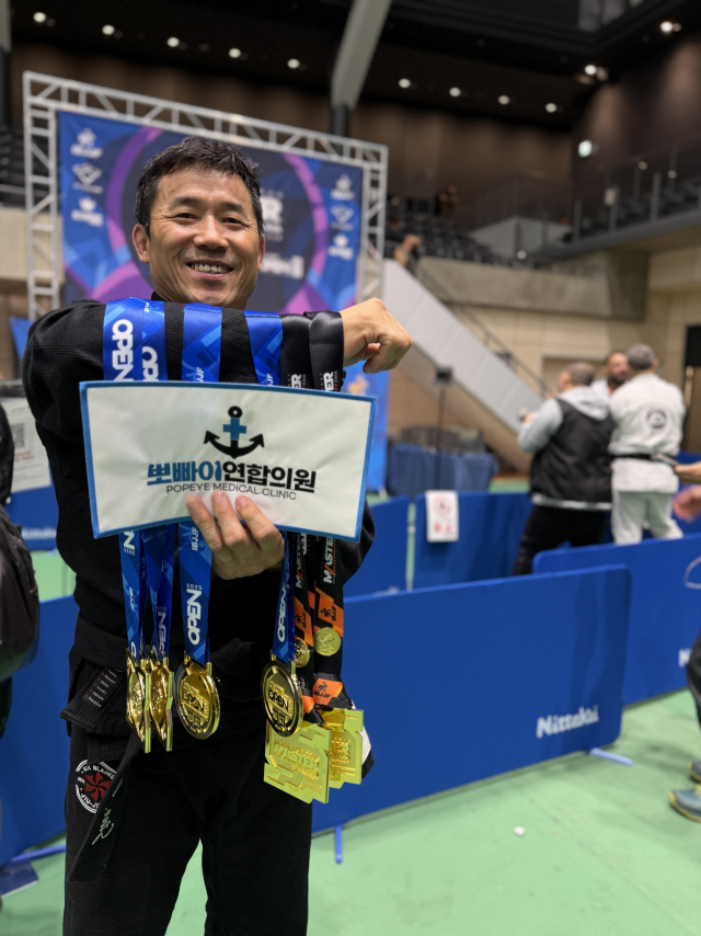 한경우가 지난 주말 IBJJF 동일본 오픈과 인터내셔널마스터 오픈에서 획득한 금메달 6개를 들어보이고 있다. 뽀빠이연합의원KMMA파이터에이전시 제공