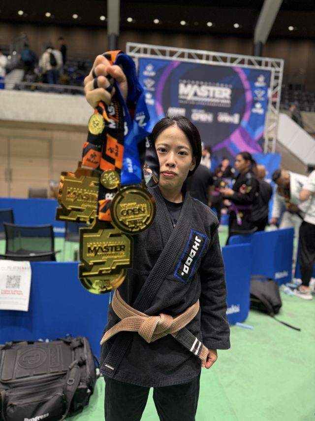 신옥조가 IBJJF 동일본 오픈과 인터내셔널마스터 오픈에서 따낸 금메달을 들어보이고 있다. 뽀빠이연합의원KMMA파이터에이전시 제공