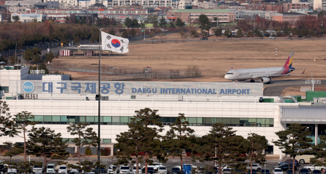 2일 대구국제공항에서 여객기가 도착 게이트로 진입하고 있다. 대구시와 정치권 등에 따르면 대구경북신공항 사업 추진에 필요한 공공자금관리기금이 이날 여·야가 확정한 2026년도 정부 예산안에 반영되지 않았다. 김영진 기자 kyjmaeil@imaeil.com