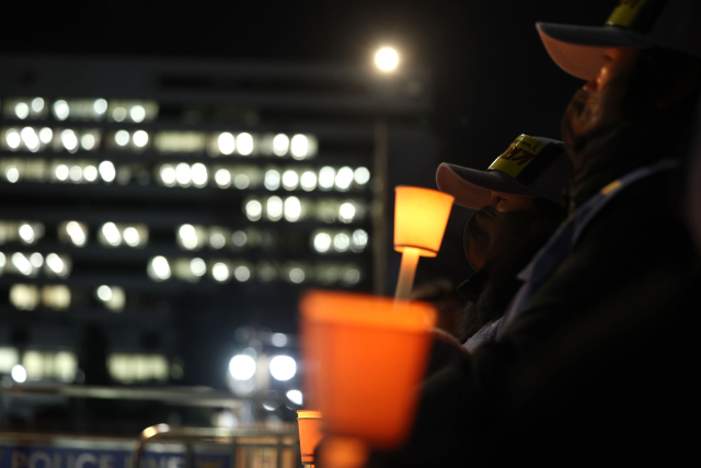 12·29 무안공항 제주항공 여객기참사 유가족협의회가 1일 서울 용산구 대통령실 앞에서 진상규명 촉구 촛불문화제를 하고 있다. 연합뉴스