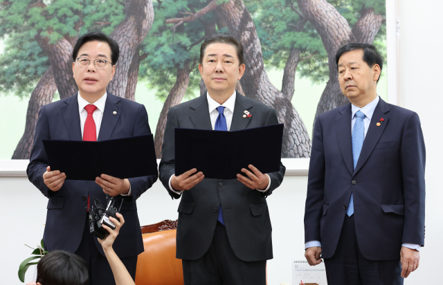 더불어민주당 김병기 원내대표(가운데), 국민의힘 송언석 원내대표(왼쪽), 구윤철 부총리 겸 기획재정부 장관이 2일 서울 여의도 국회에서 2026년도 예산안 처리를 위한 합의문에 서명을 마치고 기념 촬영하고 있다. 연합뉴스