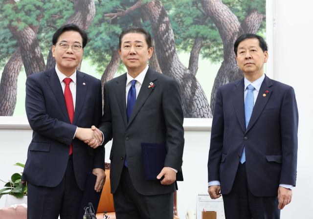 더불어민주당 김병기 원내대표(가운데), 국민의힘 송언석 원내대표(왼쪽), 구윤철 부총리 겸 기획재정부 장관이 2일 서울 여의도 국회에서 2026년도 예산안 처리를 위한 합의문에 서명을 마치고 기념 촬영하고 있다. 연합뉴스
