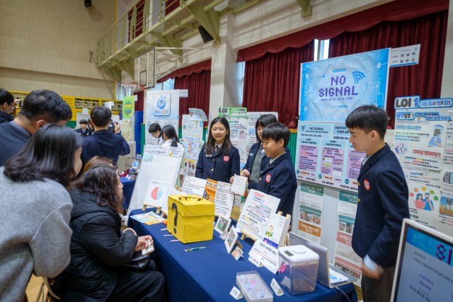 경북대학교사범대학 부설초등학교 학생들이 IB PYP 탐구발표회를 통해 학부모와 학생들을 대상으로 다양한 부스를 운영하고 있다. 경대사대부초 제공