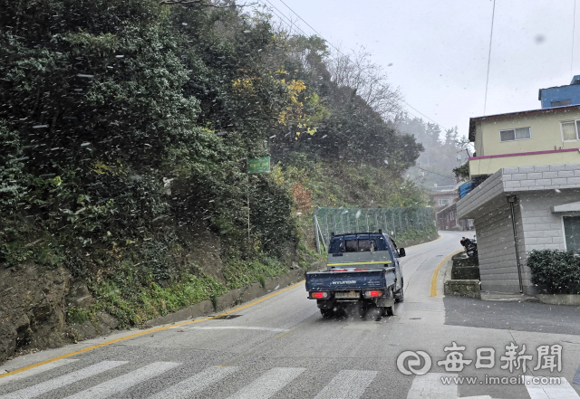 3일 눈이 내리는 가운데 경북 울릉도 일주도로 중 울릉고등학교 앞 오르막길을 화물차가 운행 중이다. 이 구간은 도로 폭이 협소해 사고 위험이 높다. 조준호 기자