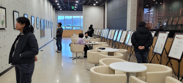 안동시 한글배달교실에서 글쓰기를 배운 성인문해교육자들의 시화전 