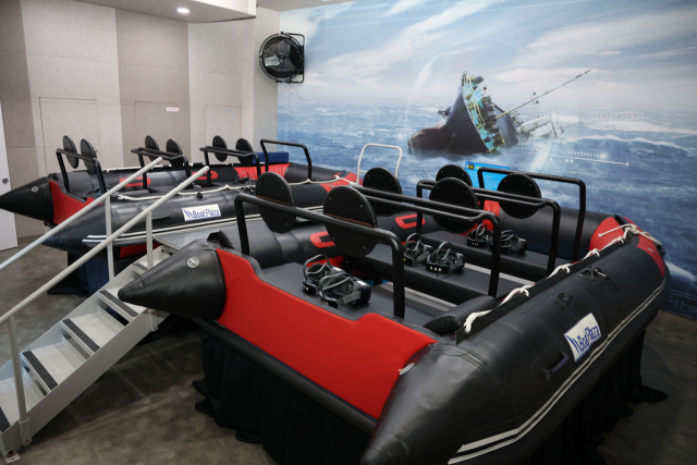 구명보트와 구명부환, 소화기 등 실제 장비를 만져보거나 탑승해 보고 VR을 통해 가상체험을 할 수 있도록 구성한 해상안전체험관.