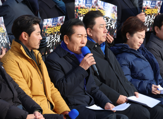 더불어민주당 정청래 대표가 3일 서울 여의도 국회 본청 계단에서 열린 