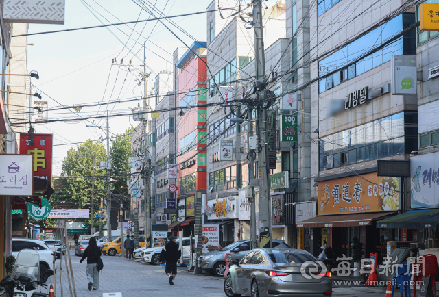 지난달 4일 대구 북구 복현 1동 주택가 골목에서 한 노인이 폐지를 줍기 위해 이동하고 있다. 안성완 기자 asw0727@imaeil.com