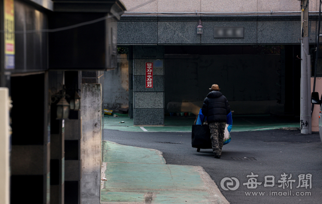 지난달 4일 대구 북구 복현 1동 주택가 골목에서 한 노인이 폐지를 줍기 위해 이동하고 있다. 안성완 기자 asw0727@imaeil.com