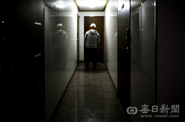 지난달 4일 대구 북구 한 원룸에서 이동건(46)씨가 홀로 생활을 하고 있다. 안성완 기자 asw0727@imaeil.com