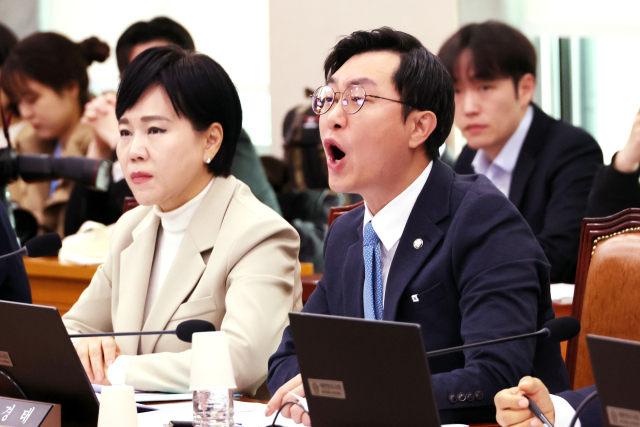 더불어민주당 장경태 의원이 3일 서울 여의도 국회에서 열린 법제사법위원회 전체회의에서 성추행 의혹과 관련해 이해충돌을 이유로 법사위 퇴장을 요구하는 국민의힘 신동욱 의원의 발언에 항의하고 있다. 연합뉴스