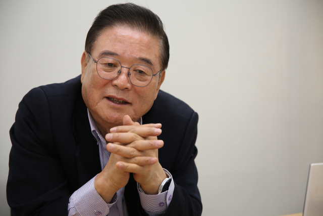 우동기 전 지방시대위원장이 자신의 할아버지인 애국지사 노송 우희원 선생에 대한 이야기를 들려주고 있다. 김도훈 기자