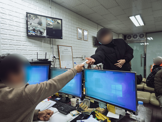 3일 오전 대구 동구의 한 인력사무소에서 한 인부가 일거리를 받아들고 있다. 전날 일을 받지 못한 이들을 먼저 배정한다고 소장은 설명했다. 김지효 기자