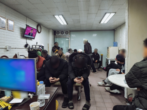 영하 4도, 얼어붙은 날씨만큼 냉랭한 경기, 인력사무소엔 차가운 한숨만