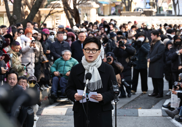 국민의힘 한동훈 전 대표가 3일 서울 여의도 국회도서관 앞 쪽문에서 12·3 비상계엄 1주년 관련 기자회견을 하고 있다. 연합뉴스