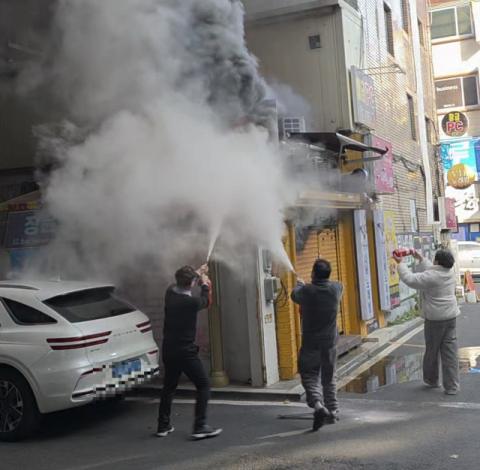 화재 초기진압으로 나선 시민들…발빠른 대처로 큰 피해 막아