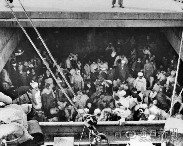 1950년 12월 23일 메러디스 빅토리호 지하 화물칸을 빼곡히 메운 피란민들. 로버트 러니 제공·매일아카이빙센터 소장