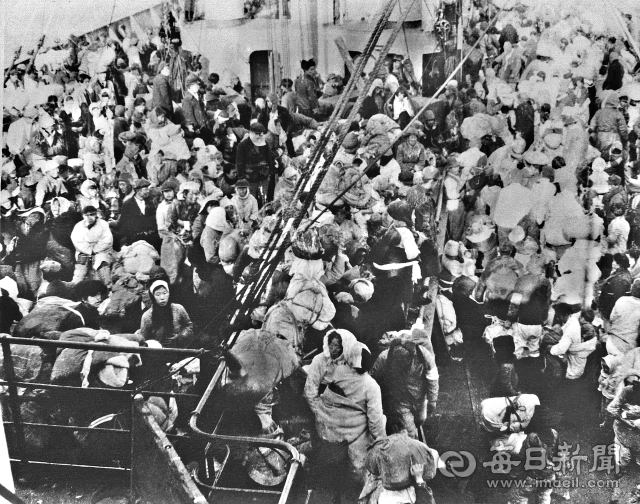 1950년 12월 23일 한국전쟁 흥남철수 당시 흥남항에서 화물선 메러디스 빅토리호에 올라 탄 북한 피란민들. 로버트 러니 제공·매일아카이빙센터 소장