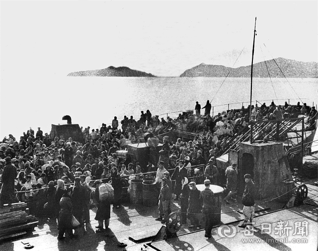 1950년 12월 25일 메러디스 빅토리호가 흥남항을 출발한 지 이틀 만에 거제 장승포에 도착해 피란민들이 육지로 이동하기 위해 작은 배에 갈아타고 있다. 로버트 러니 제공·매일아카이빙센터 소장