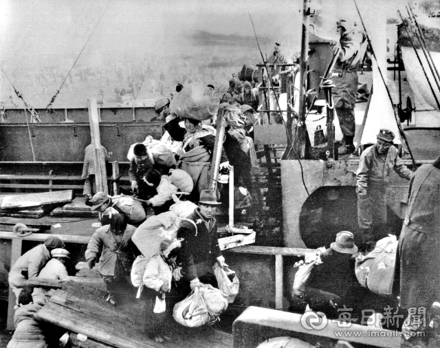 1950년 12월 25일 메러디스 빅토리호가 흥남항을 출발한 지 이틀만에 거제 장승포에 도착해 피란민들이 하선하고 있다. 로버트 러니 제공·매일아카이빙센터 소장