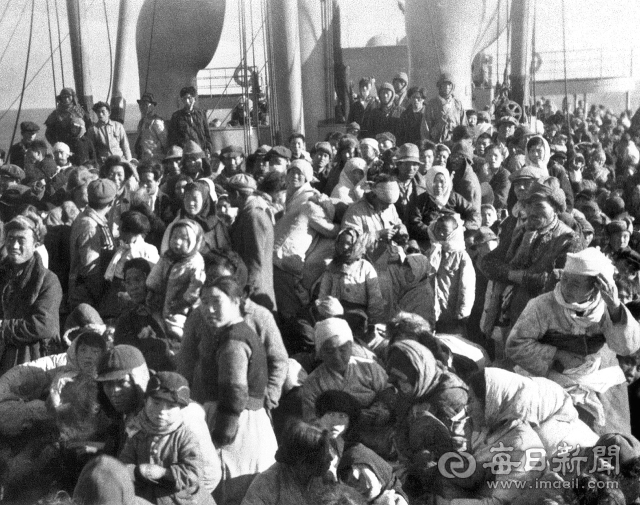 1950년 12월 23일 피란민 구출 작전에 따라 흥남항에서 화물선 메러디스 빅토리호에 오른 북한 피란민들. 로버트 러니 제공·매일아카이빙센터 소장