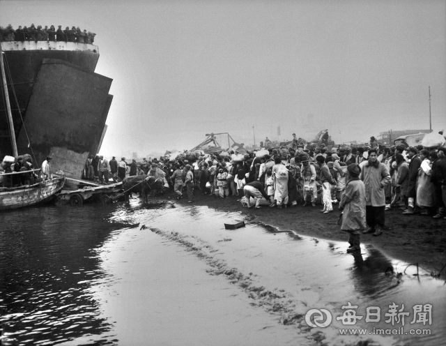 1950년 12월 흥남철수 당시 피란민 구출작전에 따라 흥남항에서 북한 피란민들이 줄지어 미군 화물선에 오르고 있다. 로버트 러니 제공·매일아카이빙센터 소장