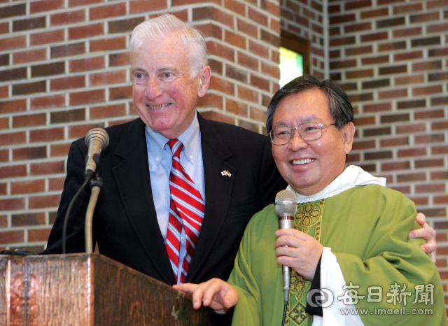 2006년 2월 26일, 메러디스 빅토리호 1등 항해사였던 로버트 러니(79) 씨가 한국 방문길에 대구 대명성당을 찾아 당시 어머니의 등에 업힌 채 메러디스 빅토리호로 피란 나온 강순건(56) 신부를 만나 재회의 기쁨을 나누고 있다. 김태형 기자 thk@imaeil.com·매일아카이빙센터