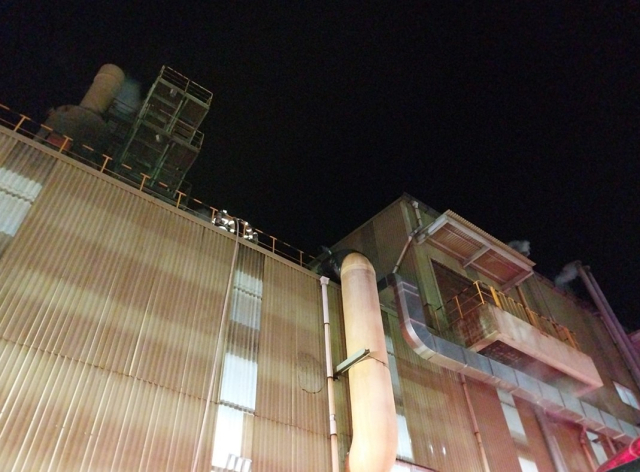 3일 오전 4시28분쯤 경북 봉화군 석포면의 한 공장에서 외부 전기동 배관에서 불이 났다. 경북소방본부 제공