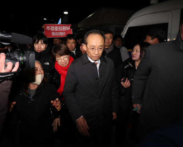 12·3 비상계엄 당시 의원들의 계엄 해제 표결 참여를 방해한 혐의를 받는 국민의힘 추경호 의원이 3일 구속영장이 기각돼 경기도 의왕 서울구치소를 나서고 있다. 연합뉴스