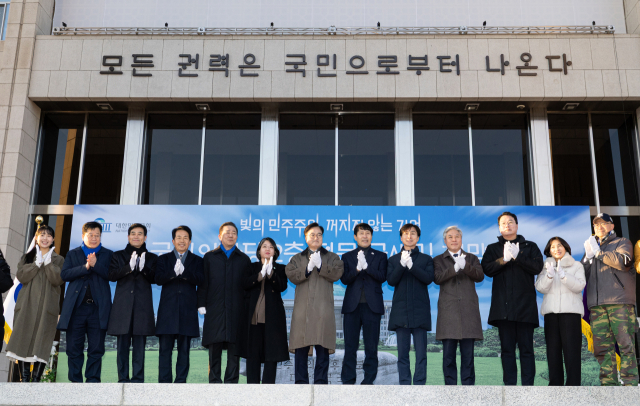 우원식 국회의장이 3일 서울 여의도 국회에서 열린 정현관 글새김 제막식에 참석해 제막한 뒤 기념 촬영하고 있다. 연합뉴스