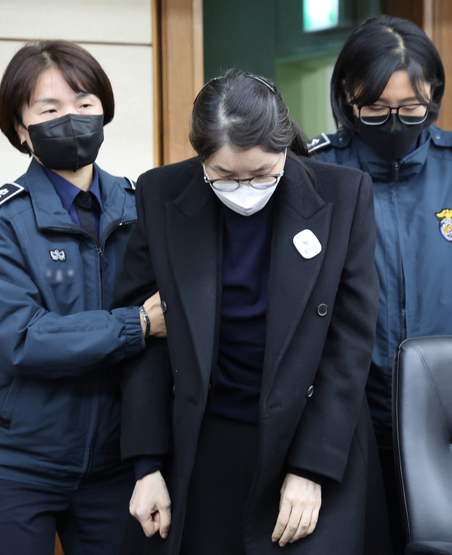 도이치모터스 주가조작과 명태균 공천개입, 통일교 청탁·뇌물 수수 의혹 혐의 등으로 구속기소 된 김건희 여사가 3일 서울 서초구 서울중앙지방법원에서 열린 자본시장법 위반 혐의 결심 공판에 출석하고 있다. 연합뉴스